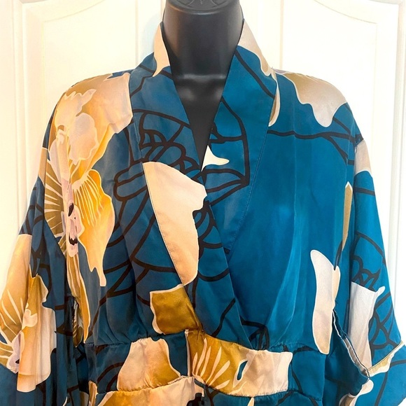 “SOMA” Intimates Luxe Silk Floral Kimono - Picture 6 of 15